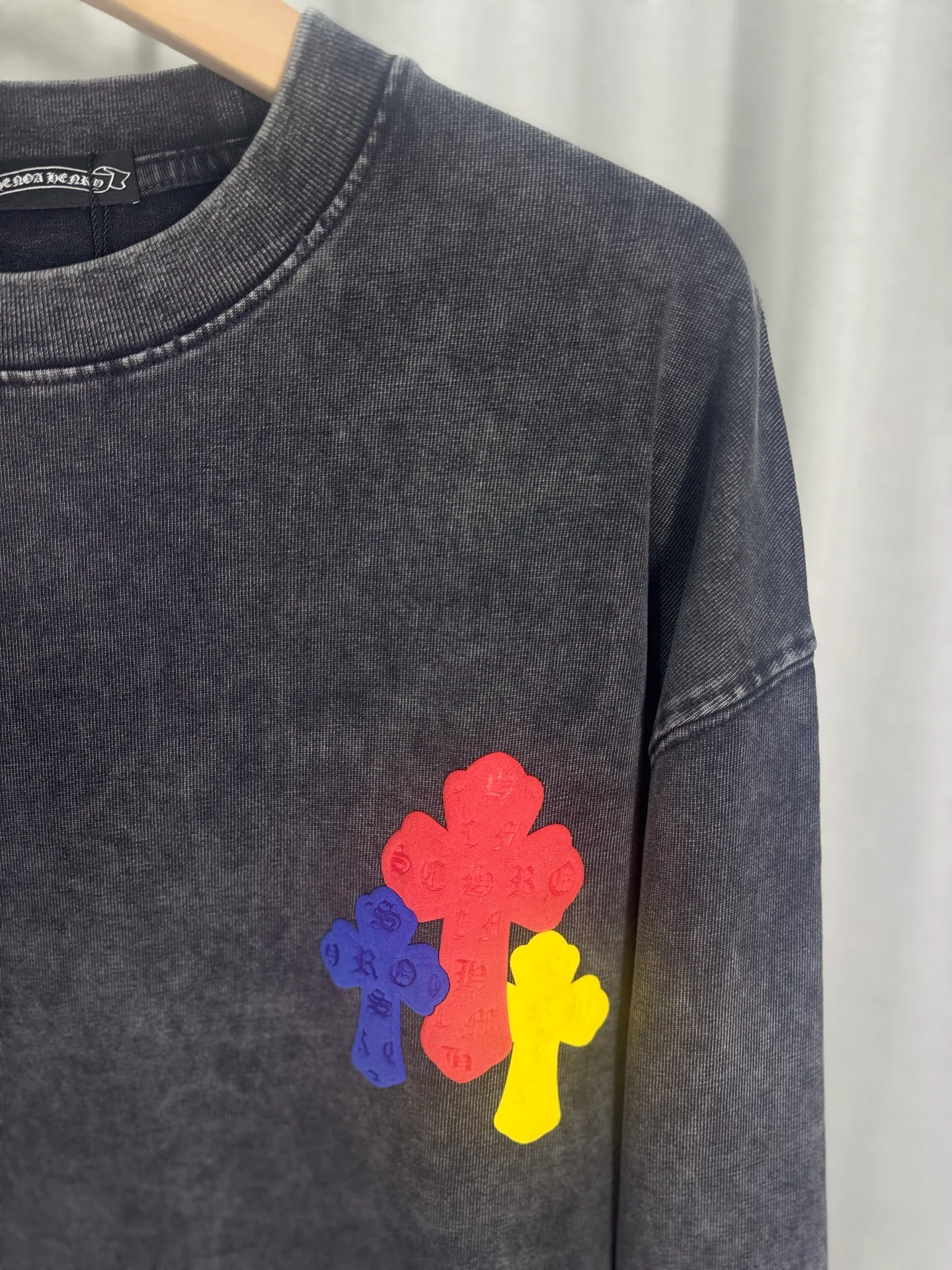 P250 top version, real shot without P, ​​different from market currency) 𝗖𝗵𝗿𝗼𝗺𝗲 𝗛𝗲𝗮𝗿𝘁𝘀/Cro Heart 2025 Autumn and Winter Horseshoe Cross Sticker 3D Glue Couple Casual Long Sleeve 👑The highest version! Customized fabric 320g fabric! Horseshoe cross printing 3D hot glue! The best-selling model in the counter, very comfortable to wear. Accessories: original molded and authenticated collar label➕100% silk wash label. Genuine purchase-grade original hangtag➕matching hanging rope➕3D hanging beads➕original packaging bag. Craftsmanship: The original version has consistent wiring! The highest version of the armhole matching technique! Color: Blue Black Size: S M L XL Style No.: 5175